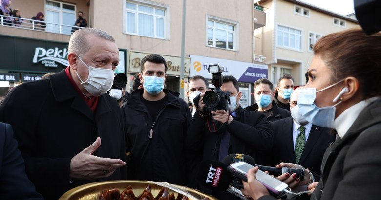 Başkan Erdoğan Cuma namazı sonrası gazetecilere cevizli sucuk ikram etti