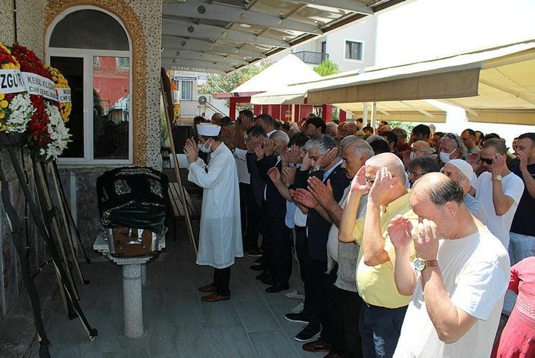 İzmir’de hayatını kaybeden Yeşilçam emektarı Rıza Pekkutsal son yolculuğuna uğurlandı