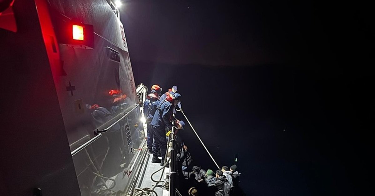 İzmir Urla'da hareketli dakikalar! Durdurulan bottan 21 göçmen çıktı