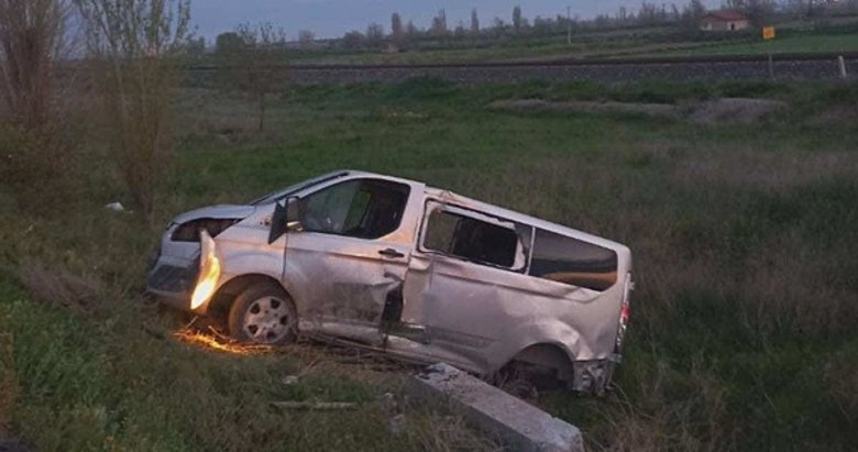 Afyonkarahisar’da feci kaza! Otomobil ile kamyonet çarpıştı: 6 yaralı