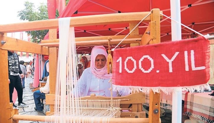 Sınırsızlık Meydanı’nda Cumhuriyet defilesi