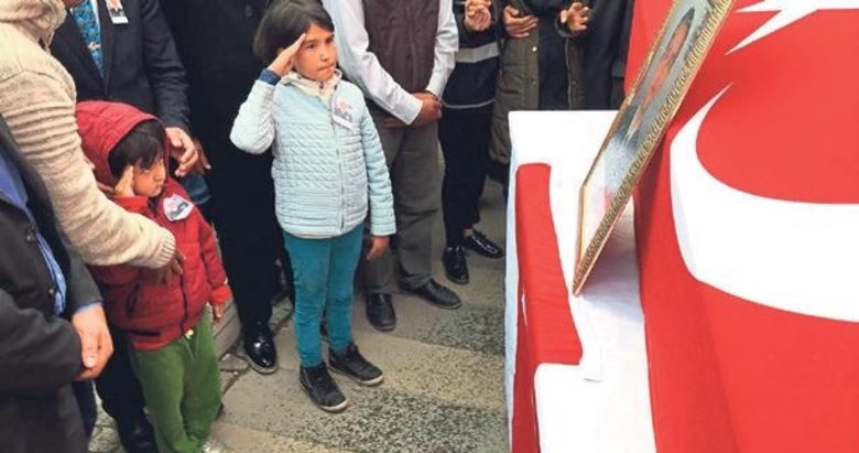 Şehit babalarını asker selamıyla uğurladılar