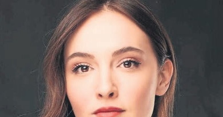 10 dilde 10 şarkı seslendirdi