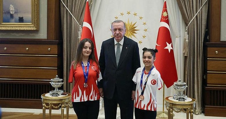 Başkan Erdoğan milli sporcular Sümeyye Boyacı ve Sevilay Öztürk ile buluştu