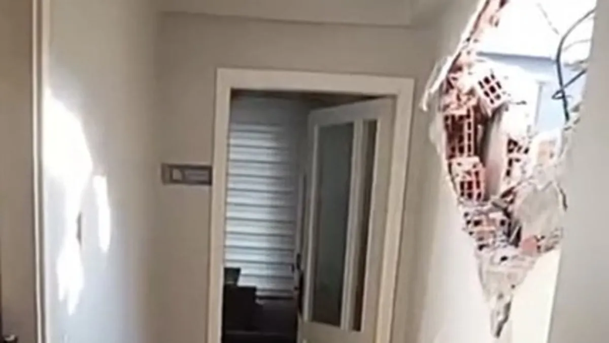 Avcılar'da yıkım skandalı! Koltukta uzanırken duvar üzerine düştü