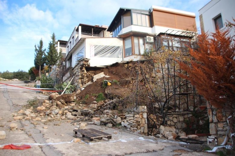 Büyük bir gürültüyle yıkıldı! Evdekiler hayatının şokunu yaşadı