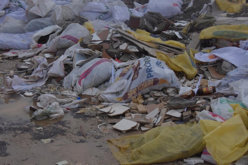 İzmir’de kaçak moloz dökülen ormanlık alanda ’asbest’ tehlikesi