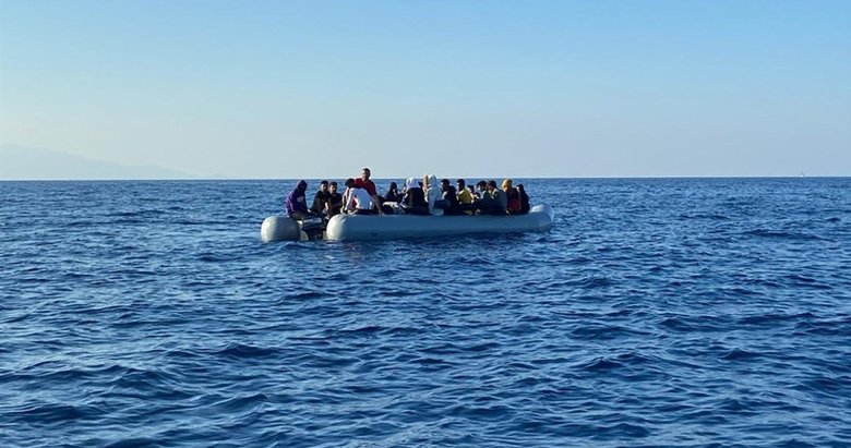 İzmir’de Türk kara sularına itilen 43 sığınmacı kurtarıldı