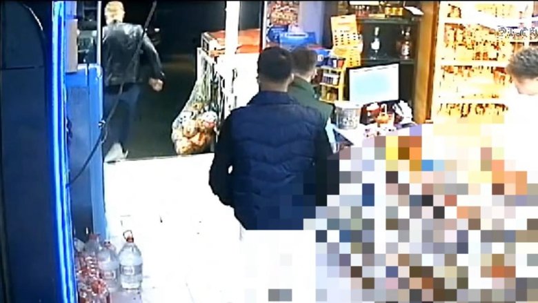 Markete giren adamın aracını içinde kız arkadaşıyla birlikte çaldılar