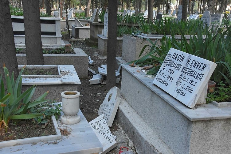 İzmir’de mezarlığa çirkin saldırı!