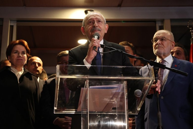 6’lı koalisyona geri dönen Meral Akşener’in yüz ifadesi ne anlatıyor? Masaya oturmaya zorlandı! İşte çok konuşulan olayın perde arkası...