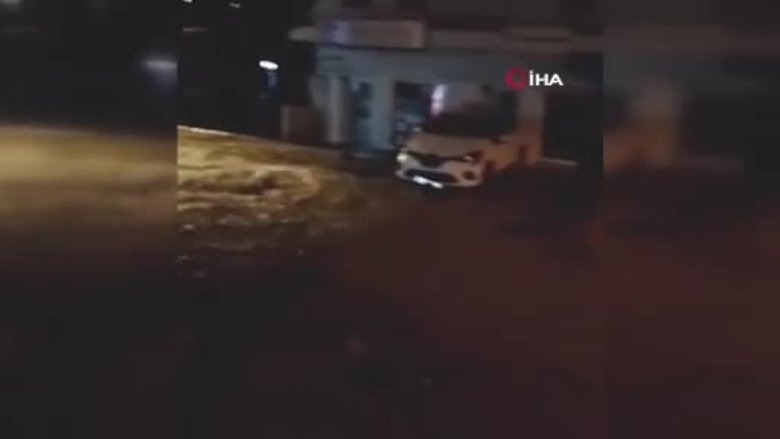Bodrum’da ortalık savaş alanına döndü! İsale hattı patladı: İş yerlerini su bastı, araçlar hasar gördü