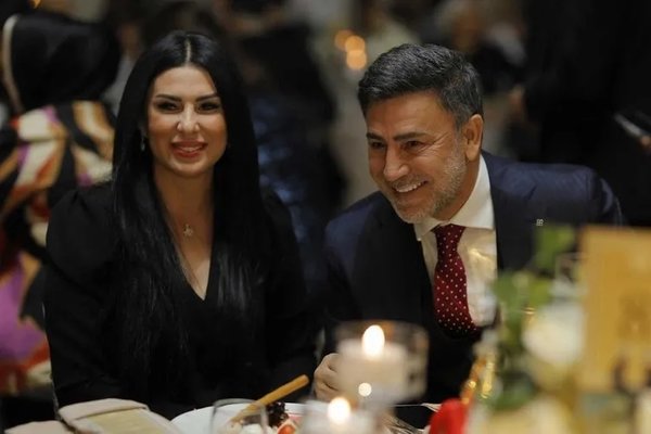 Ailesini hep kameradan uzak tutmuştu… İzzet Yıldızhan’ın eşini görenler hayran kaldı! Su gibi