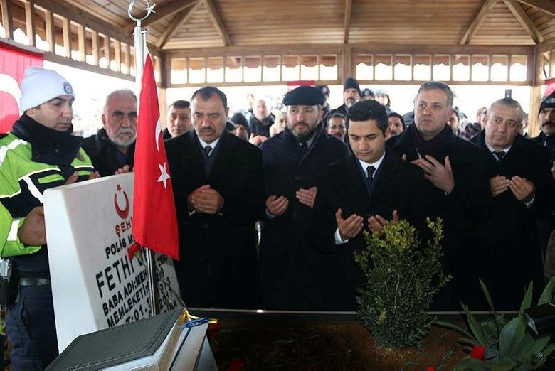 Şehit polis memuru Fethi Sekin, kabri başında anıldı