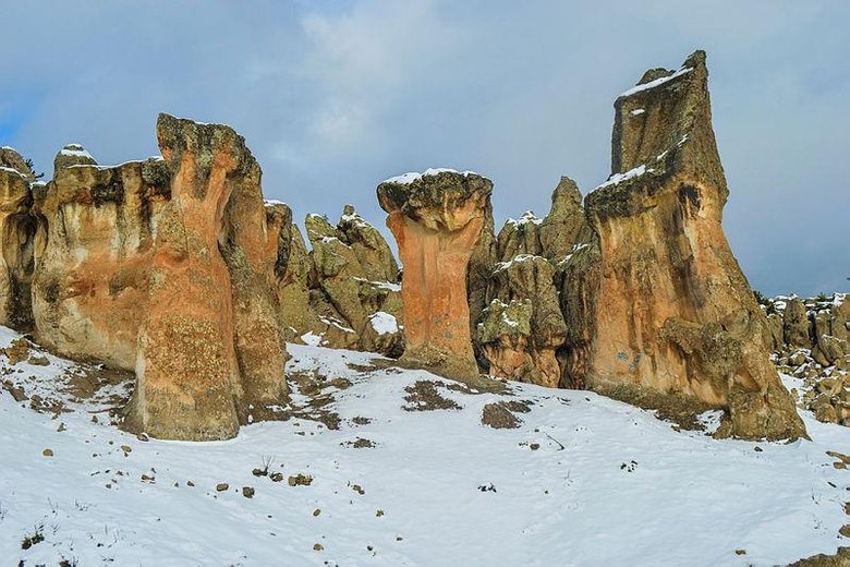 Frigya’da kayaya oyularak yapılan Ayazini Kilisesi inanç turizmine kazandırılacak