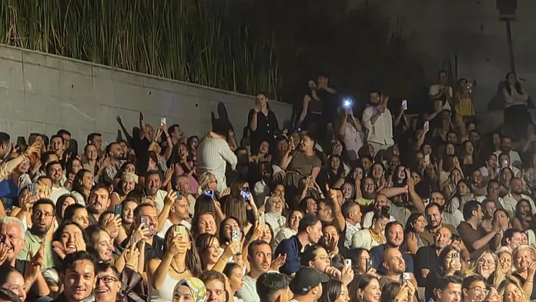gokhan-turkmen-bile-sasirdi-konserde-9-evlilik-teklifi-yapildi-1787821802357.jpeg