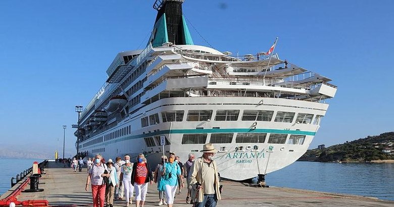 Çeşme’de 3 yıl aradan sonra ilk kruvaziyer! 77 gemi yaklaşık 60 bin kişi getirecek