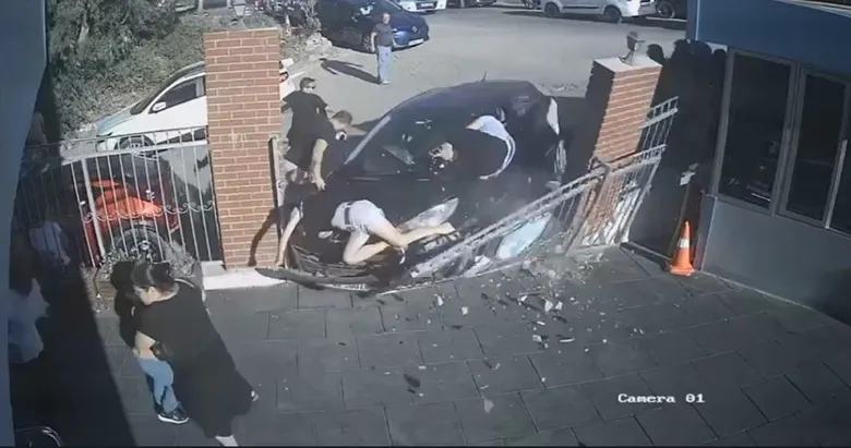 İzmir’de korkunç kaza! Otomobil okulun bahçesine daldı: 1’i çocuk 3 yaralı