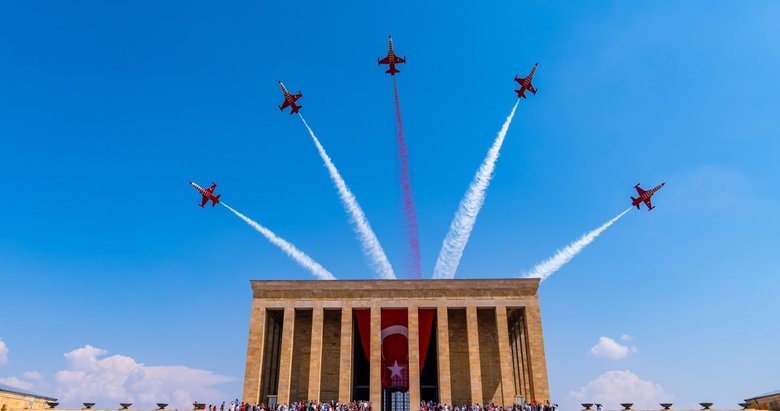 Türk Yıldızları Anıtkabir’de nefes kesti