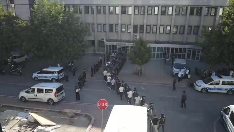 Eskort ilanlarıyla 11 milyonluk vurgun yapmışlar! Lüks villadaki çağrı merkezlerine operasyon: 17 gözaltı