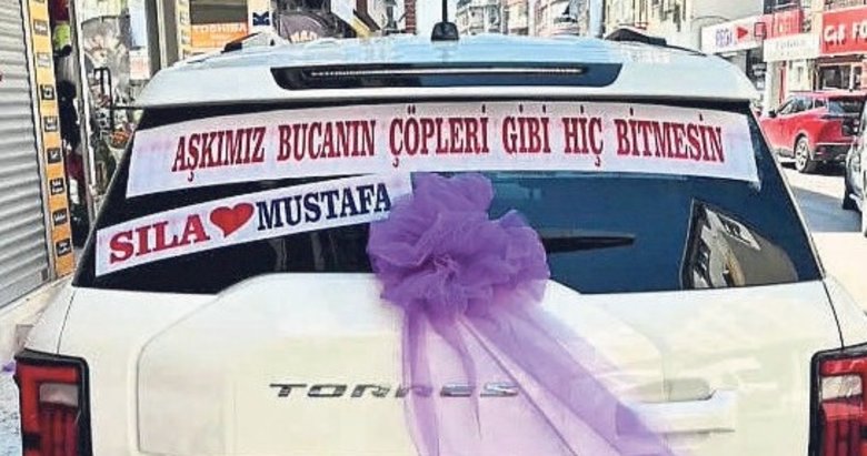 Düğün arabasından çöp protestosu