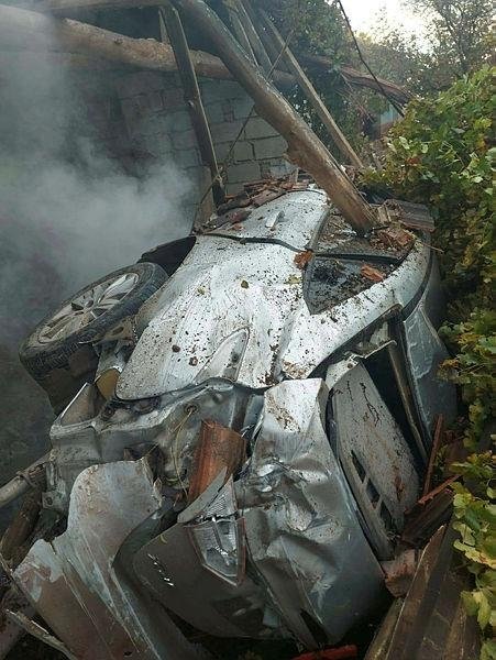 Taklalar atan otomobil, deponun üzerine düştü! Bu araçtan sağ çıktı