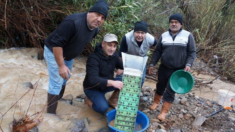 Buz gibi suya aldırış etmeden altın avına çıktılar