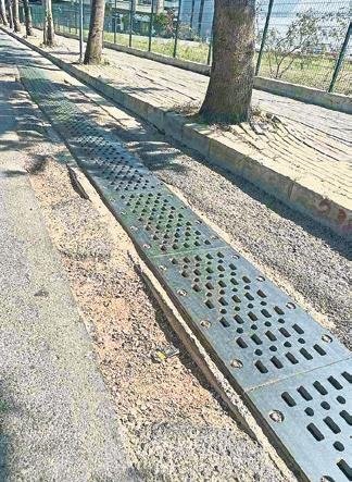 Yoldaki çukur kazaya davetiye çıkarıyor