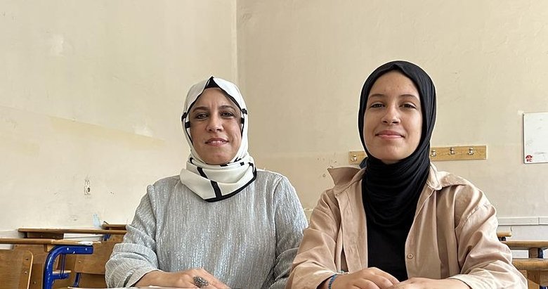Kızıyla birlikte liseye başladı; mezun oldu! Hayali üniversiteye gidip öğretmen olmak