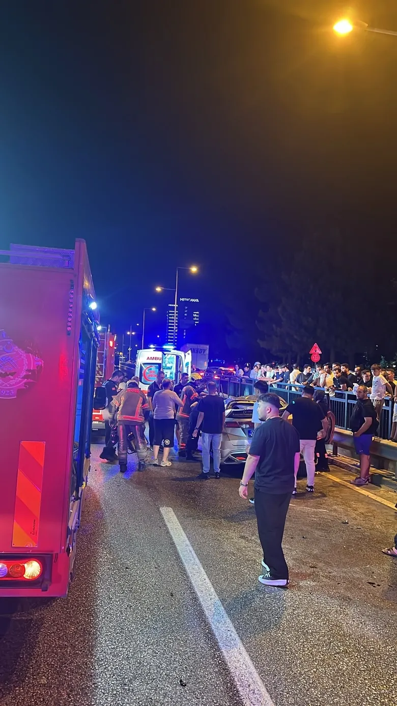 İzmir Yolu Acemler istikametinde feci kaza! Otomobil bariyerlere çarpıp böyle takla attı..