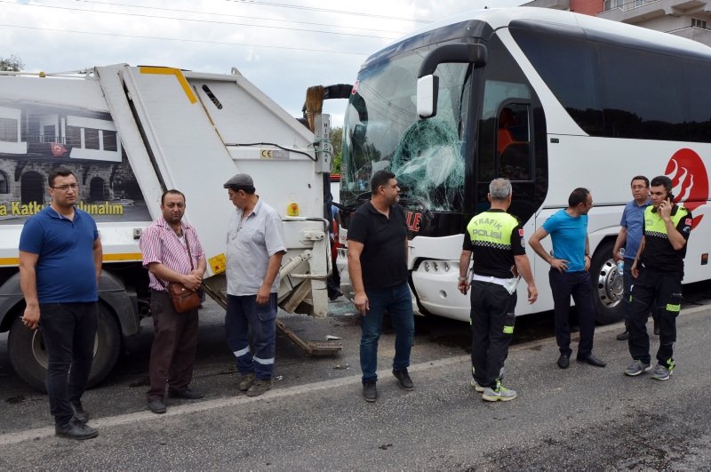 Muğla’da yolcu otobüsü ile çöp kamyonu çarpıştı