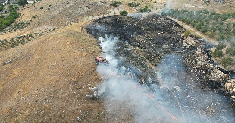 Yangının önünü traktörüyle kesti! Denizli’de çiftçinin yangınla mücadelesi böyle görüntülendi