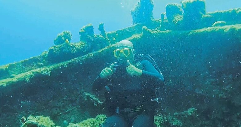 Çılgın Türk balıkçı savaş gemisine daldı