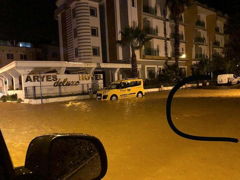 Marmaris’te sağanak yağış nedeniyle yollar kapandı, iş yerlerini su bastı