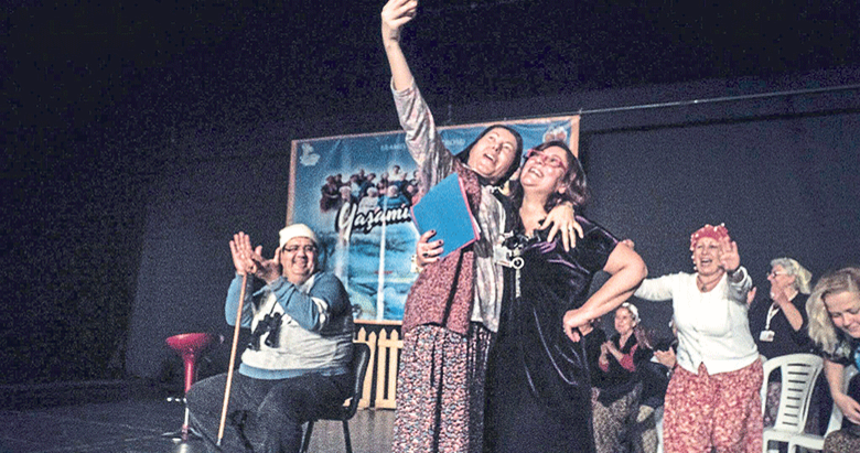 Bu köyün kadınları alkışlarla yaşıyor