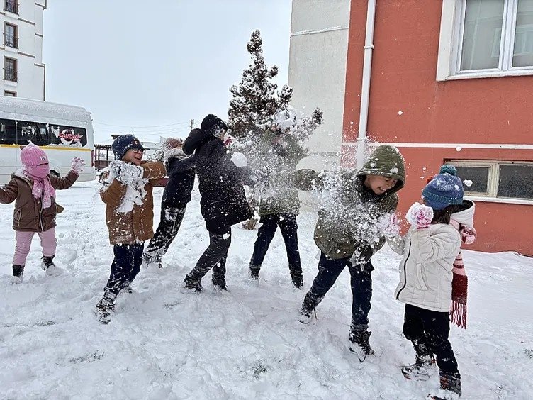 yilin-ilk-gunu-icin-meteoroloji-alarm-verdi-o-iller-tek-tek-duyuruldu-iste-kar-tatili-olan-iller-1767279299196.jpeg