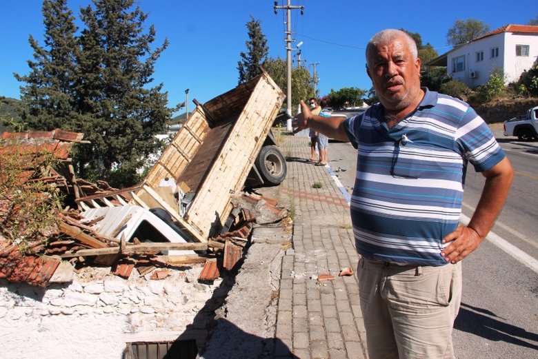 Ev salçası yaparken evinin çatısından içeri kamyon girdi