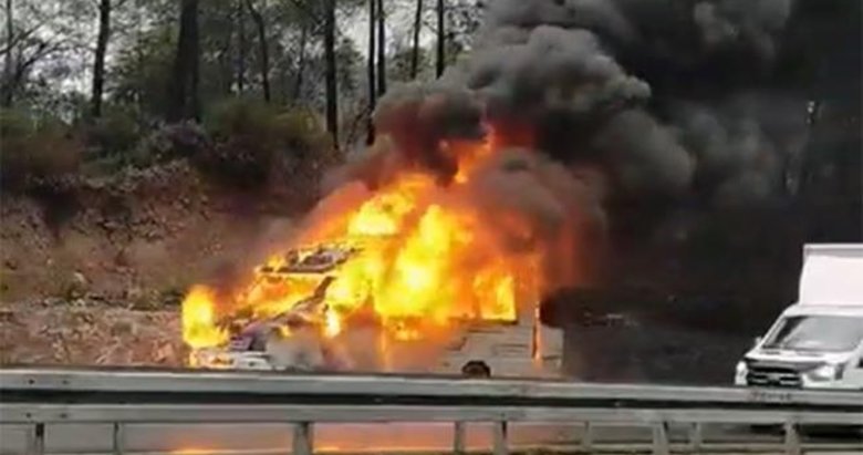 Muğla’da yolcu minibüsü yolun ortasında cayır cayır yandı