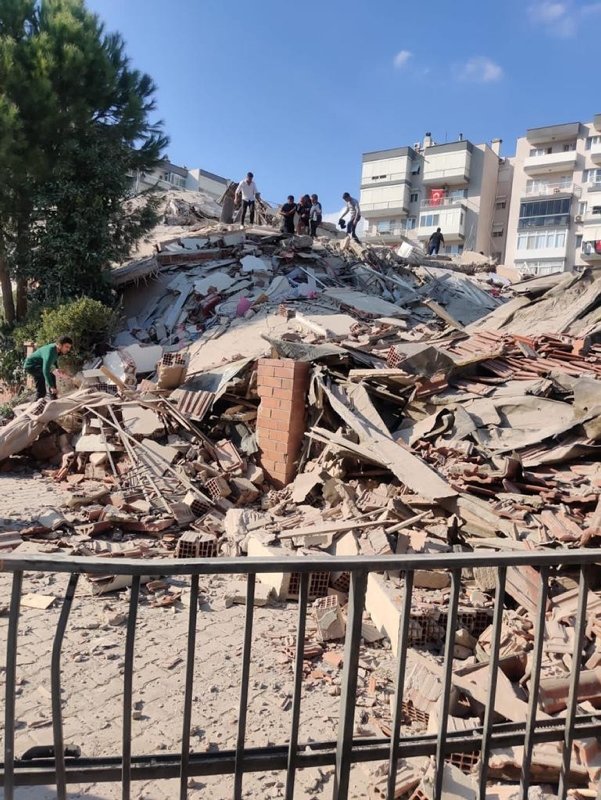 İzmir'deki şiddetli depremde yıkılan binalar var! İşte ilk fotoğraflar