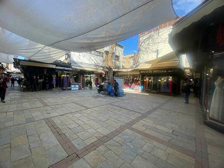 Vandallar balyozla yıkmıştı! İzmir Valiliği yeniden yapılması için harekete geçti