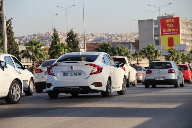 İzmir’in trafik çilesi! Vatandaştan belediyeye tepki