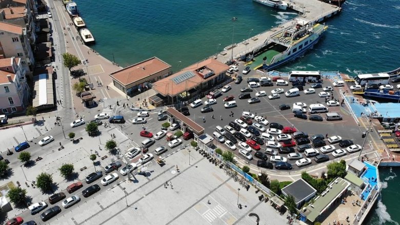 Çanakkale’de bayram sonrası feribot kuyruğunun başı var sonu yok