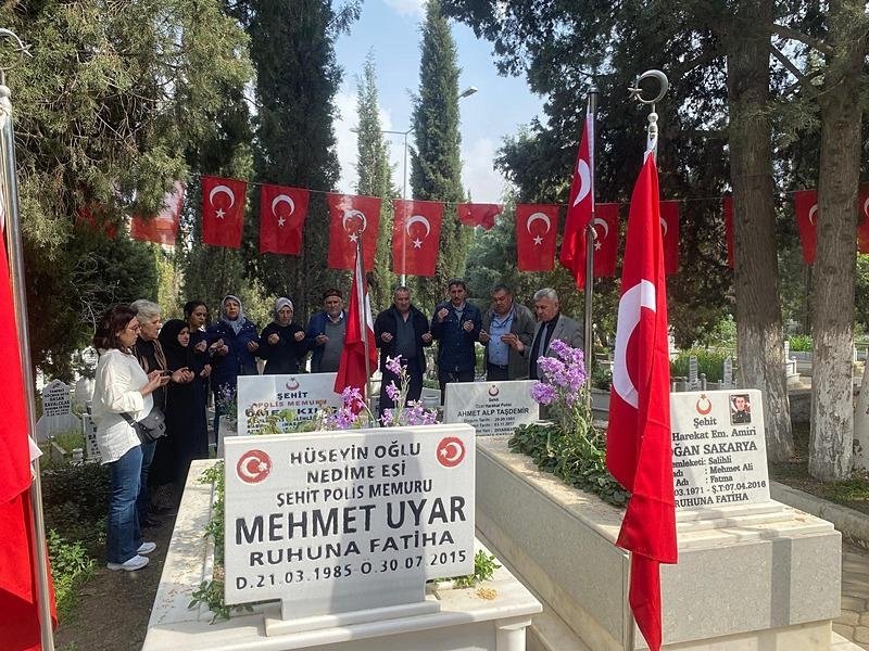 Şehitliklerde buruk bayram