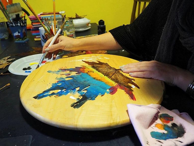 Sonbahar yapraklarını tablolara dönüştürüyor