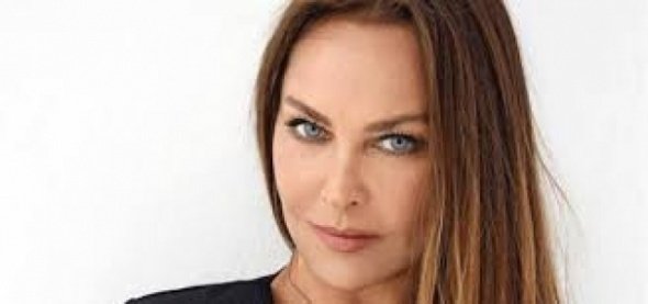 Hülya Avşar’dan doğal pozlar! Ege’de zeytin hasadı dönemini açtı!