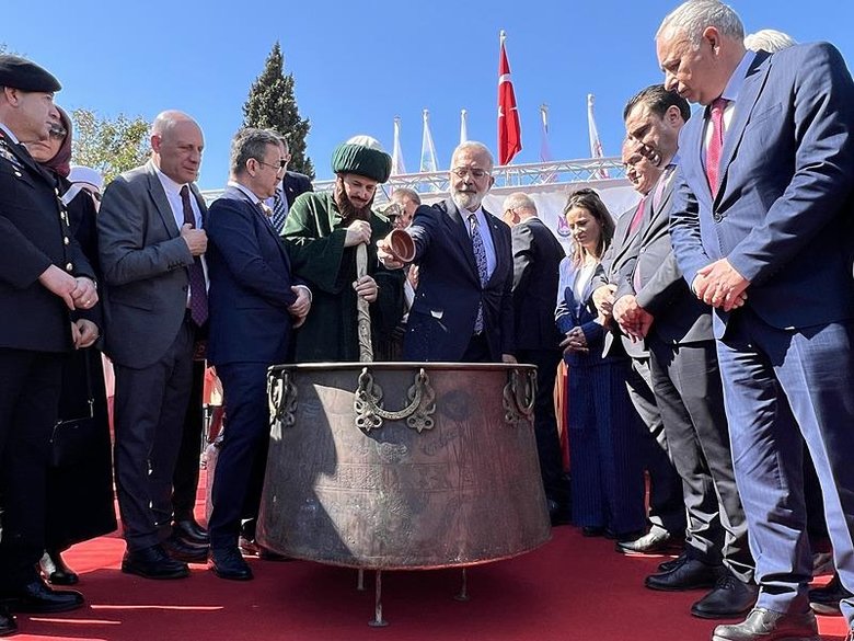 4 yıldır yapılamıyordu! Manisa’da Mesir Festivali nevruz ateşinin yakılmasıyla başladı
