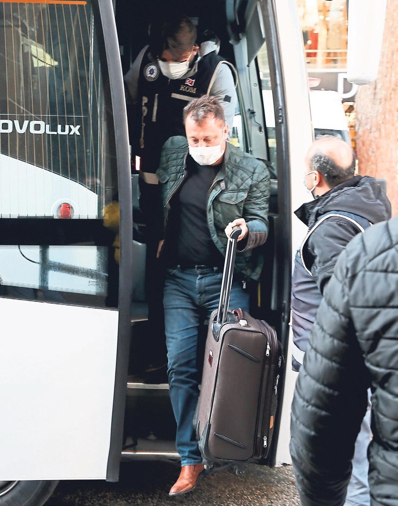 Aksoy adliyeye valizini alıp geldi