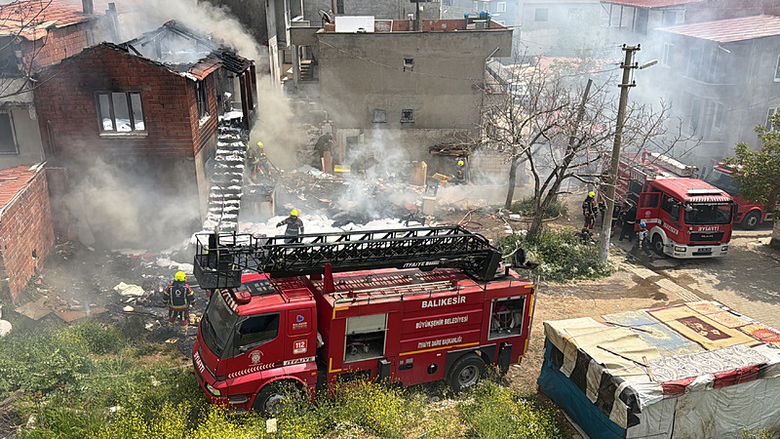 balikesirde-korkutan-yangin-cop-ev-yangininda-itfaiye-ekipleri-zehirli-gazla-mucadele-etti-1776770861643.png