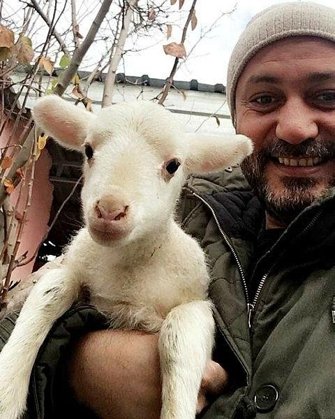 Hüsnü Şenlendirici, İzmir’deki çiftliğinde köy hayatı yaşıyor