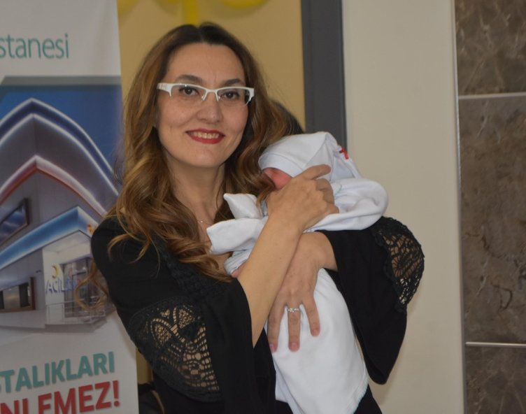 İzmir’de üçüz mutluluk! 50 yaşında anne oldu